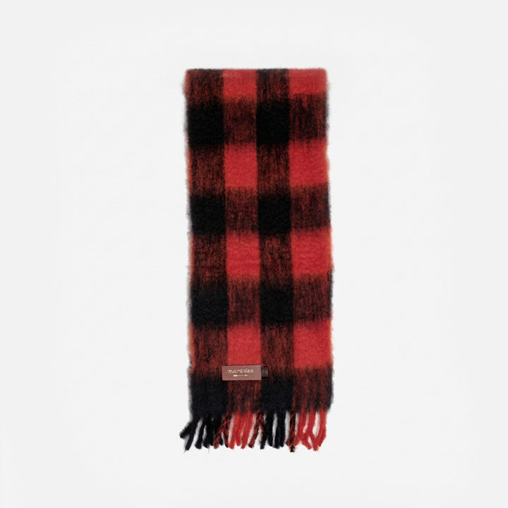 Bufanda de mohair de cuadros rojo y negro: detalle de la textura, los flecos y la etiqueta Mercules