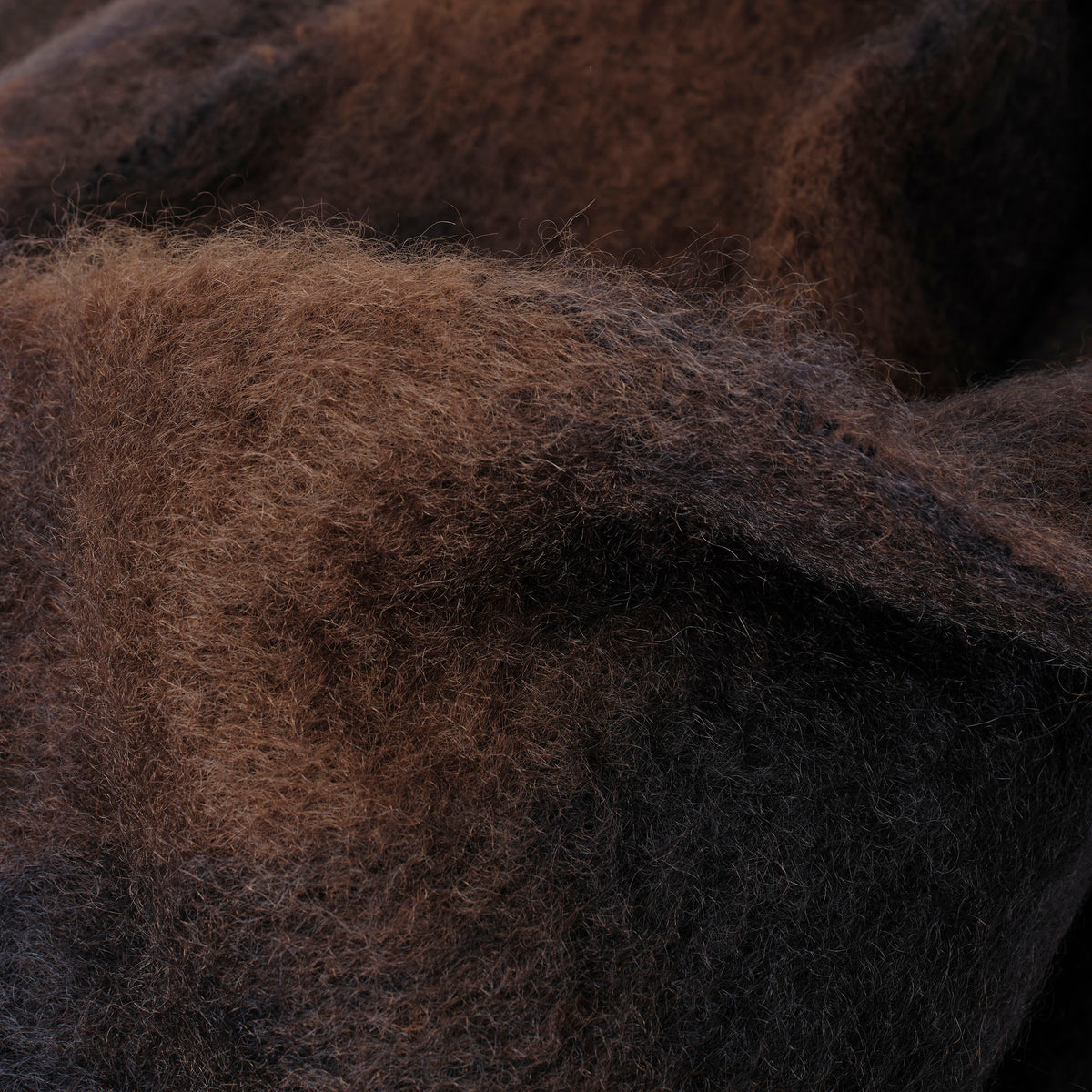 Otra vista: bufanda de mohair de cuadros marrón y negro con flecos, de Mercules