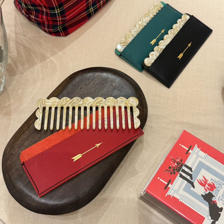 Peine con funda de piel roja