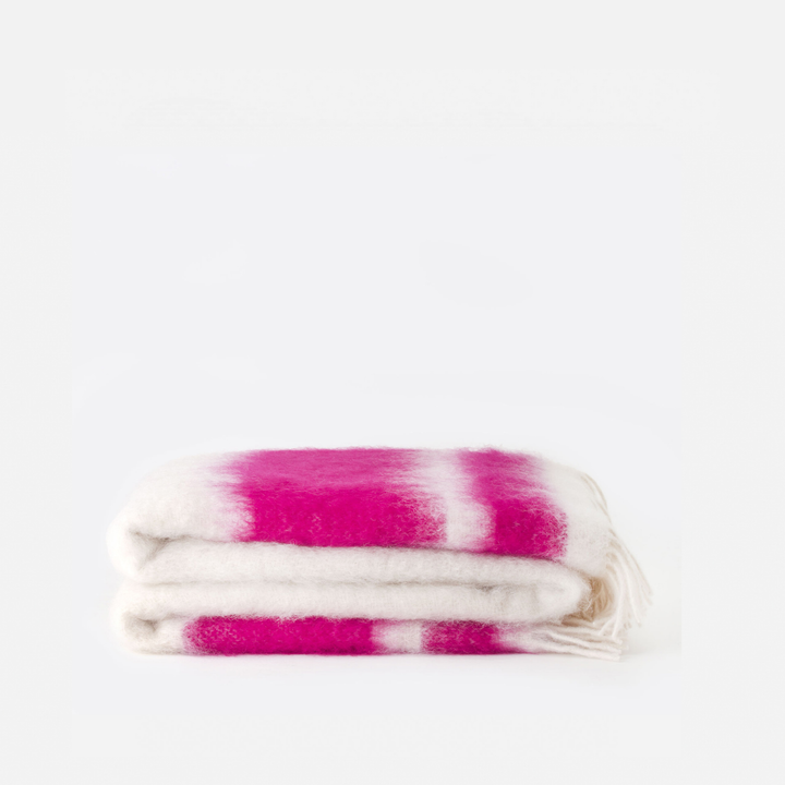 Manta de mohair blanco y fucsia