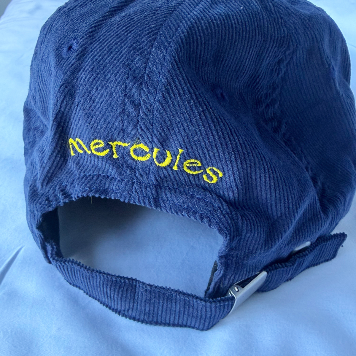 Gorra Play Azul de Mercules – gorra azul con "Do you want to play?" bordado, vista 5