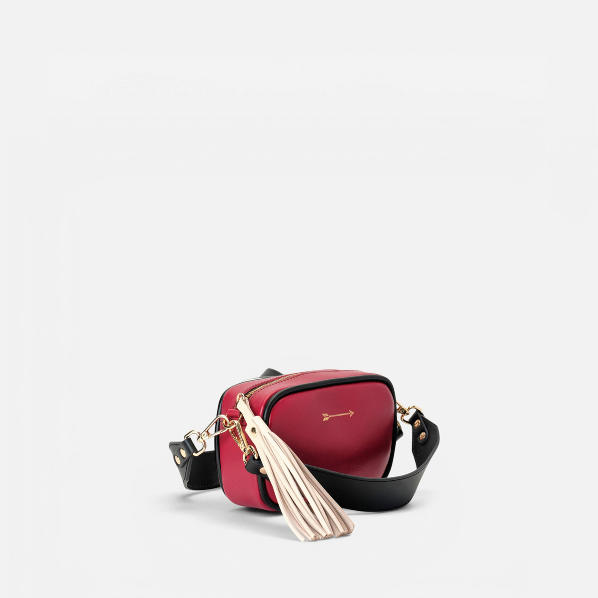 Otra vista: bolso pequeño con flecos Samba color rojo lipstick, negro y hueso, de Mercules