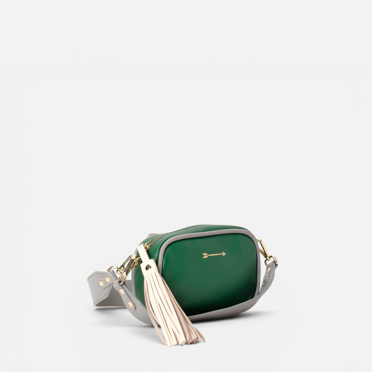 Otra vista: bolso pequeño con flecos Samba color verde, gris y hueso, de Mercules