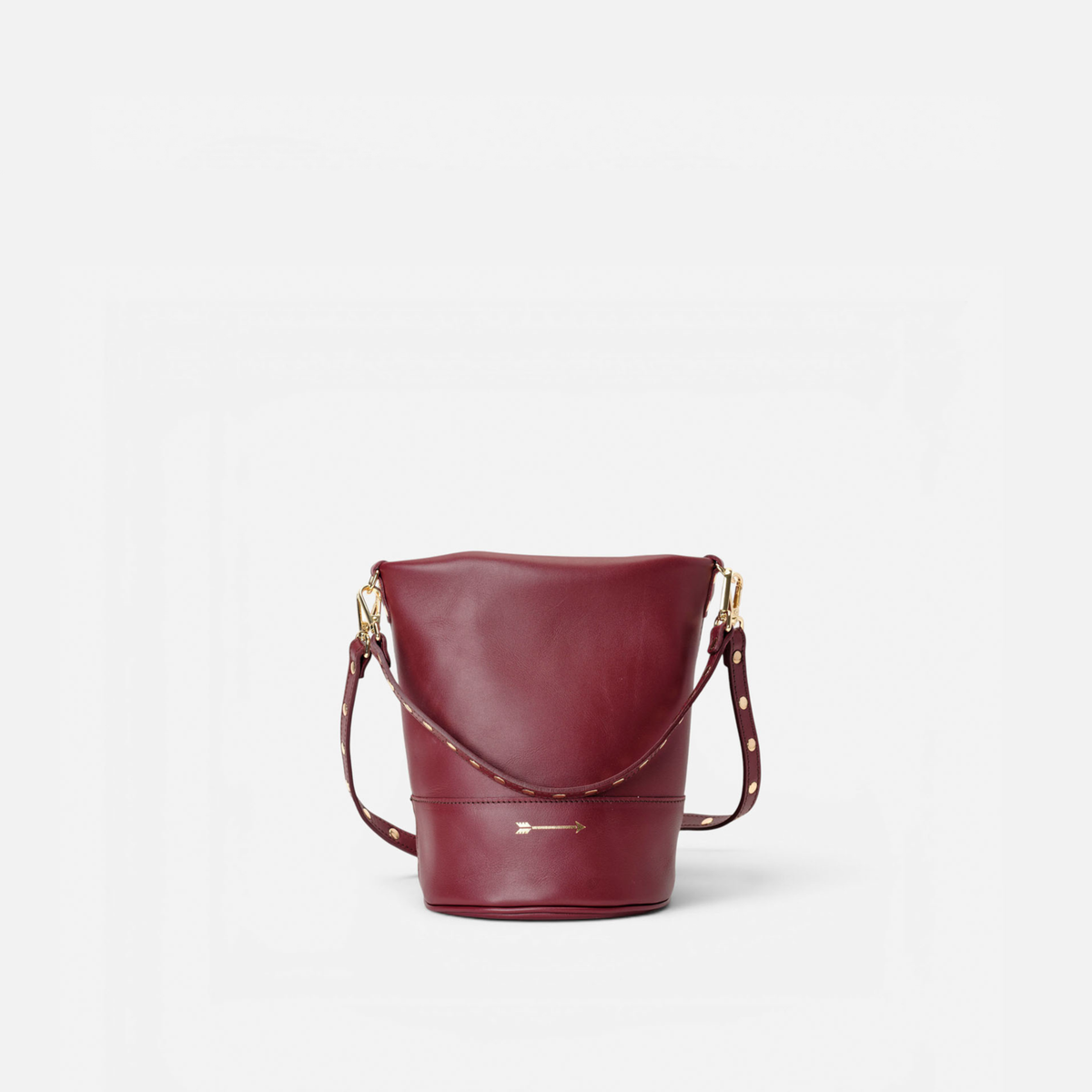 Otra vista: bolso cubo con tachuelas Perseo color burdeos, de Mercules