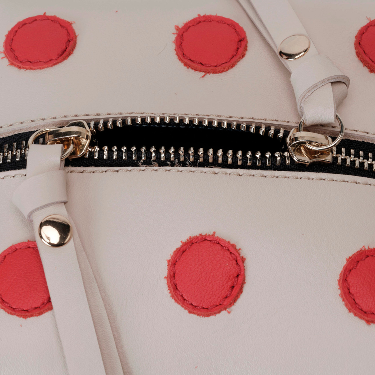Dado Blanco y Rojo de Mercules – bolso de piel con forma de dado blanco con puntos rojos, vista 8
