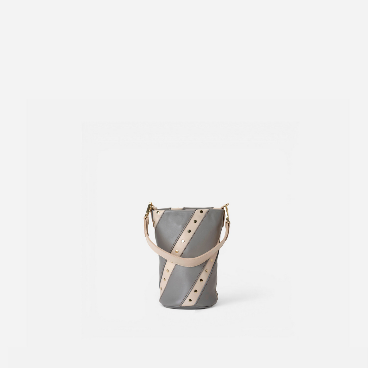 Otra vista: bolso pequeño con tachuelas Candy Twist color gris y hueso, de Mercules