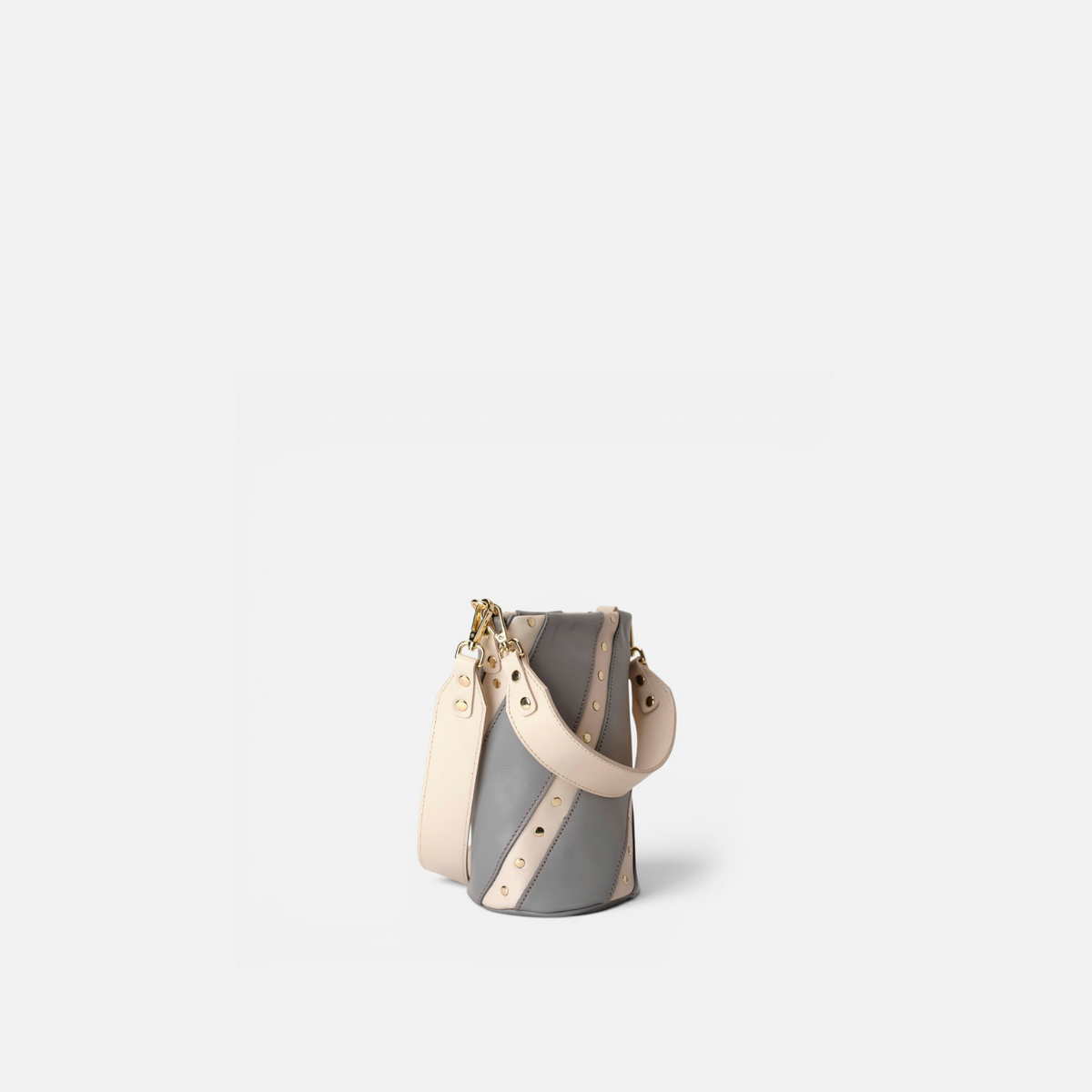 Otra vista: bolso pequeño con tachuelas Candy Twist color gris y hueso, de Mercules