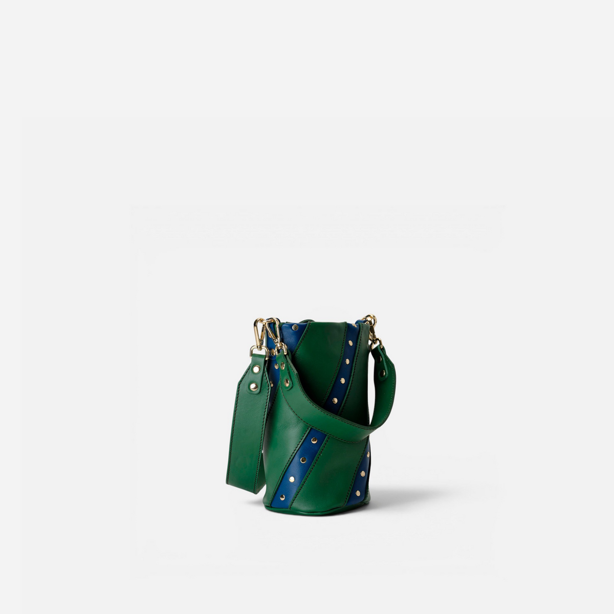 Otra vista: bolso pequeño con tachuelas Candy Twist color verde y azul marino, de Mercules