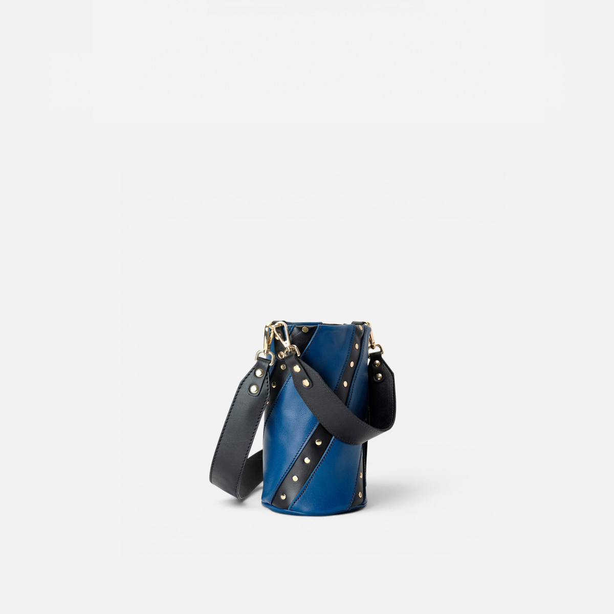 Otra vista: bolso pequeño con tachuelas Candy Twist color azul marino y negro, de Mercules