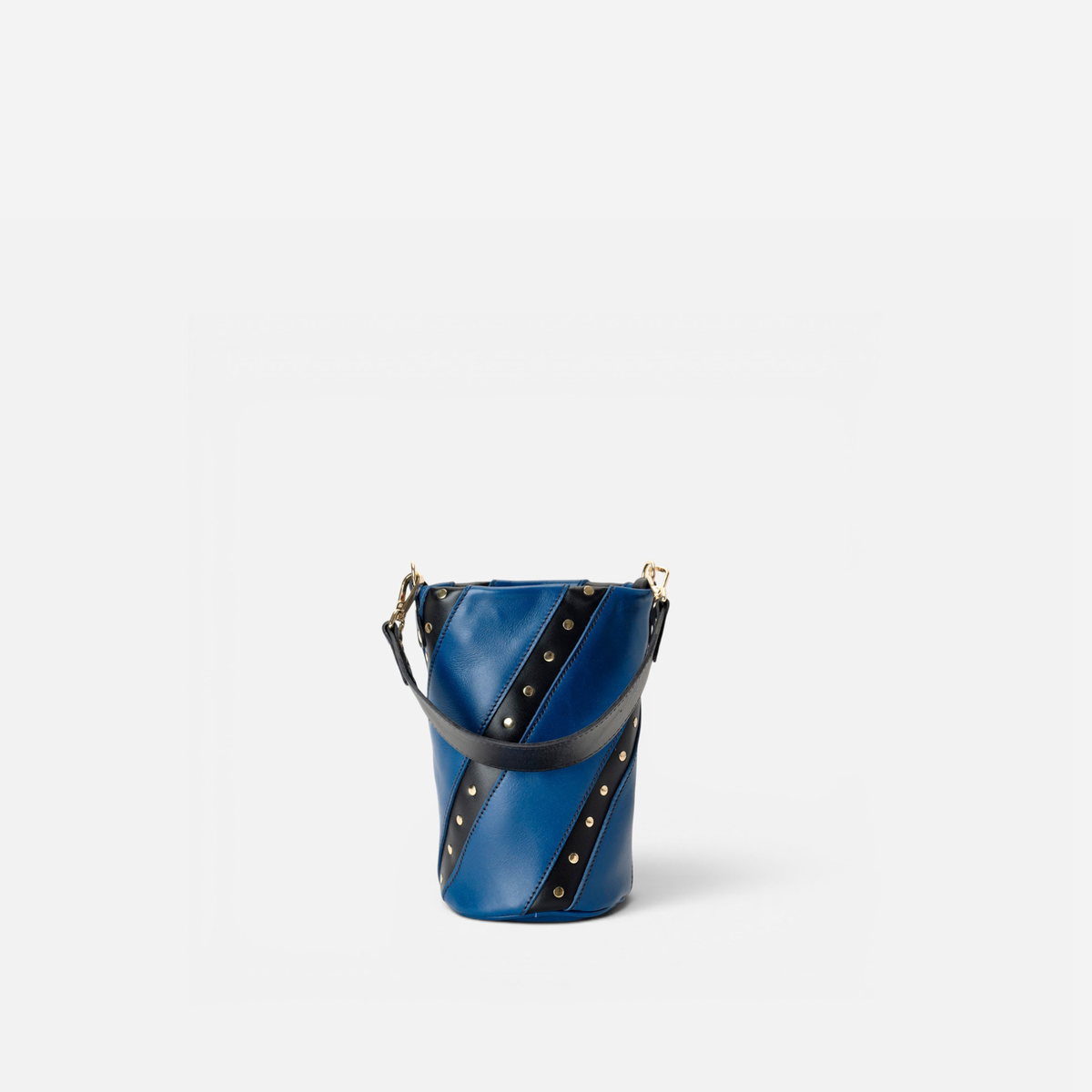Otra vista: bolso pequeño con tachuelas Candy Twist color azul marino y negro, de Mercules