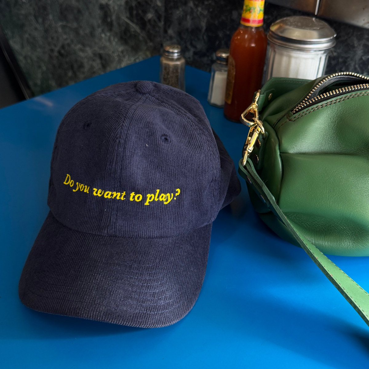 Gorra Play Azul de Mercules – gorra azul con "Do you want to play?" bordado, vista 4