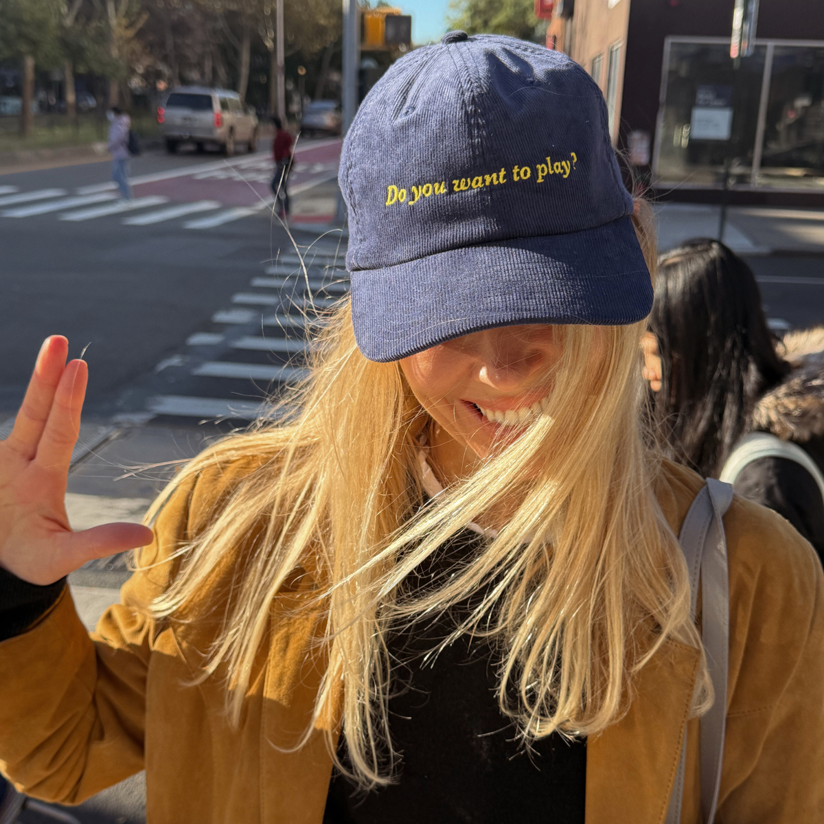 Gorra Play Azul de Mercules – gorra azul con "Do you want to play?" bordado, vista 2