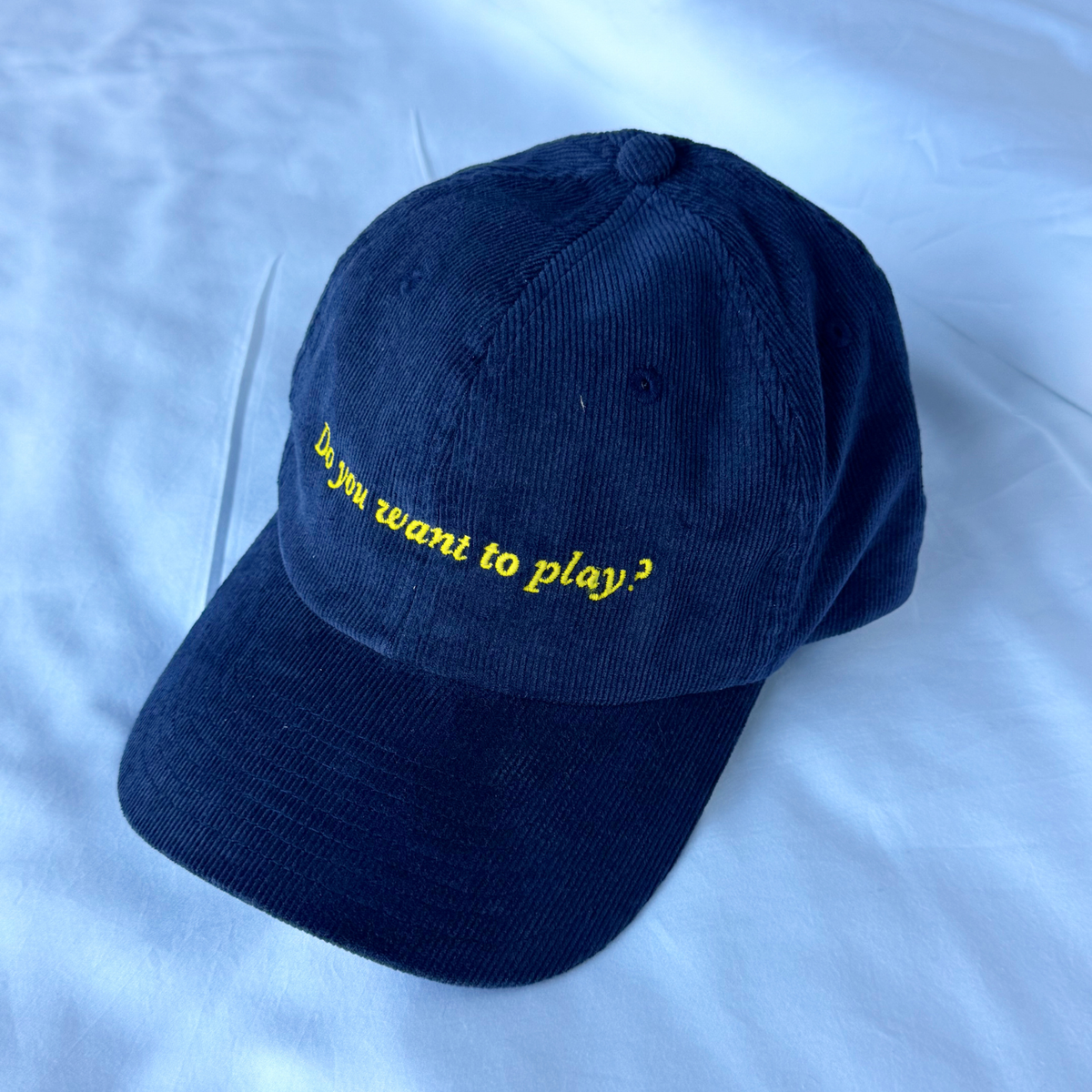 Gorra Play Azul de Mercules – gorra azul con "Do you want to play?" bordado