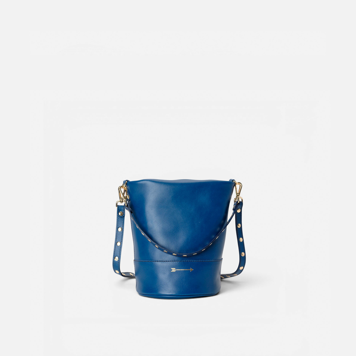 Otra vista: bolso cubo con tachuelas Perseo color azul marino, de Mercules