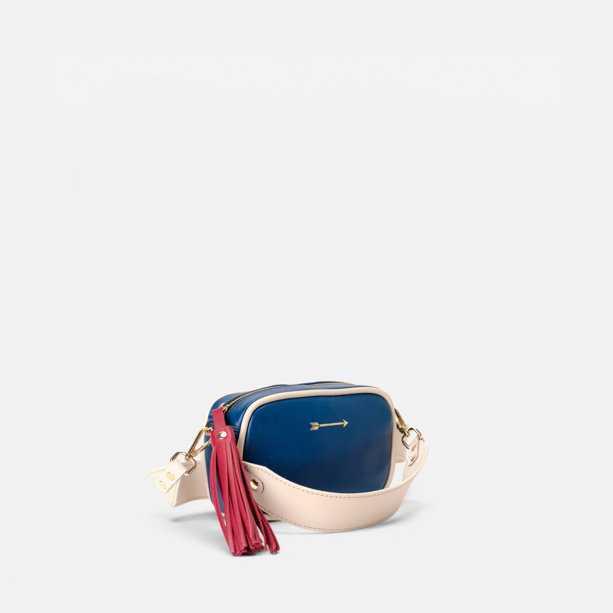 Otra vista: bolso pequeño con flecos Samba color azul marino, hueso y rojo lipstick, de Mercules