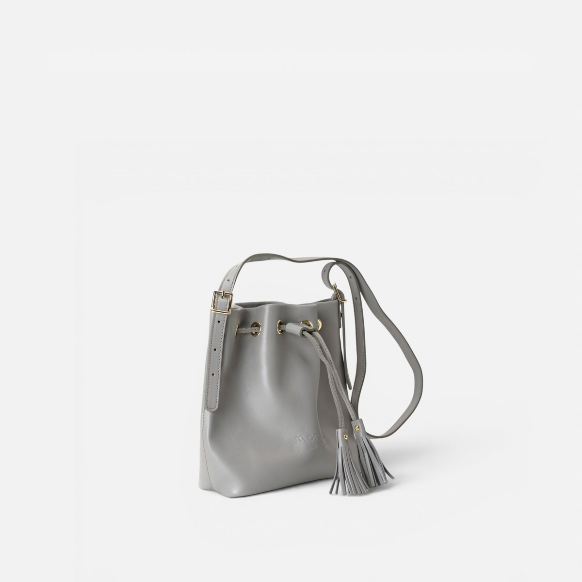 Otra vista: bolso bombonera de piel Pampa color gris, de Mercules