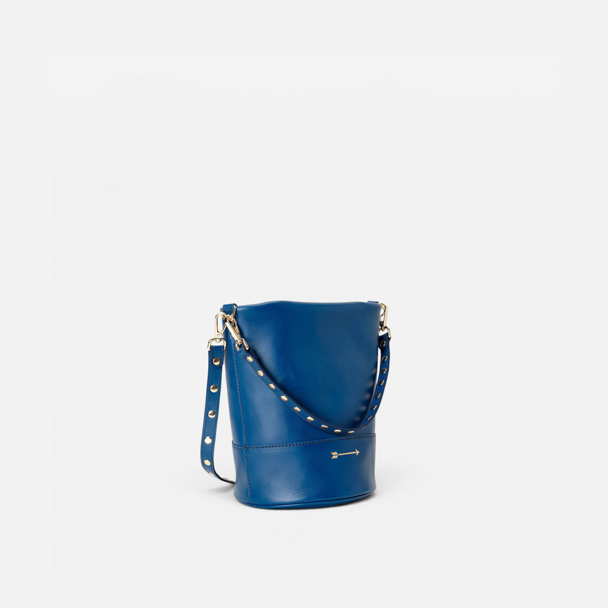 Otra vista: bolso cubo con tachuelas Perseo color azul marino, de Mercules