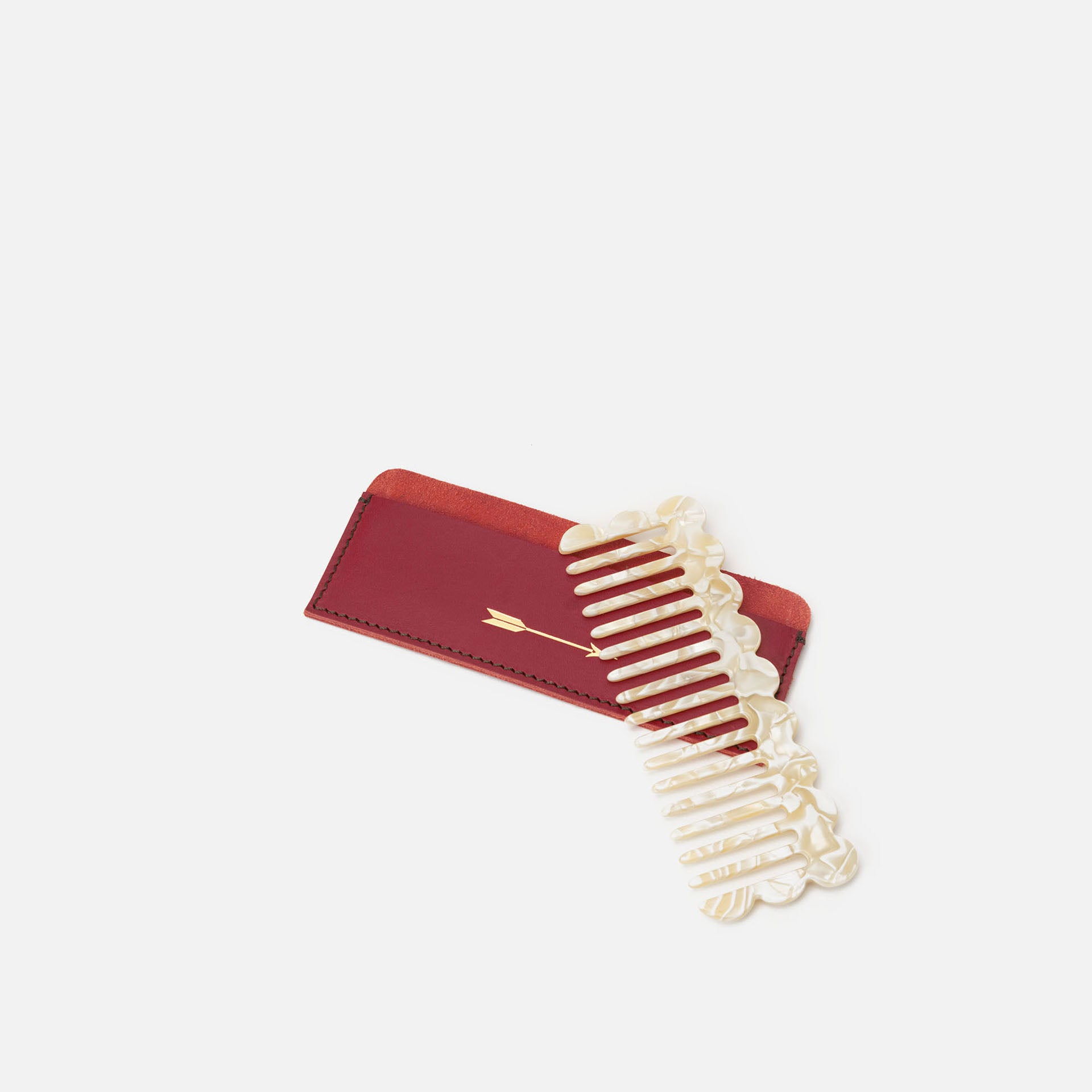 Peine con funda de piel roja