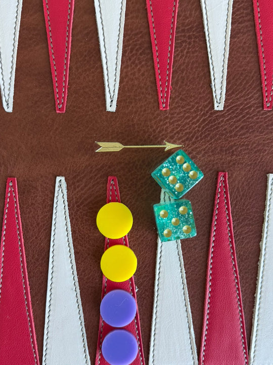Backgammon de piel tan de Mercules con triángulos rojos y blancos, fichas y dados en juego