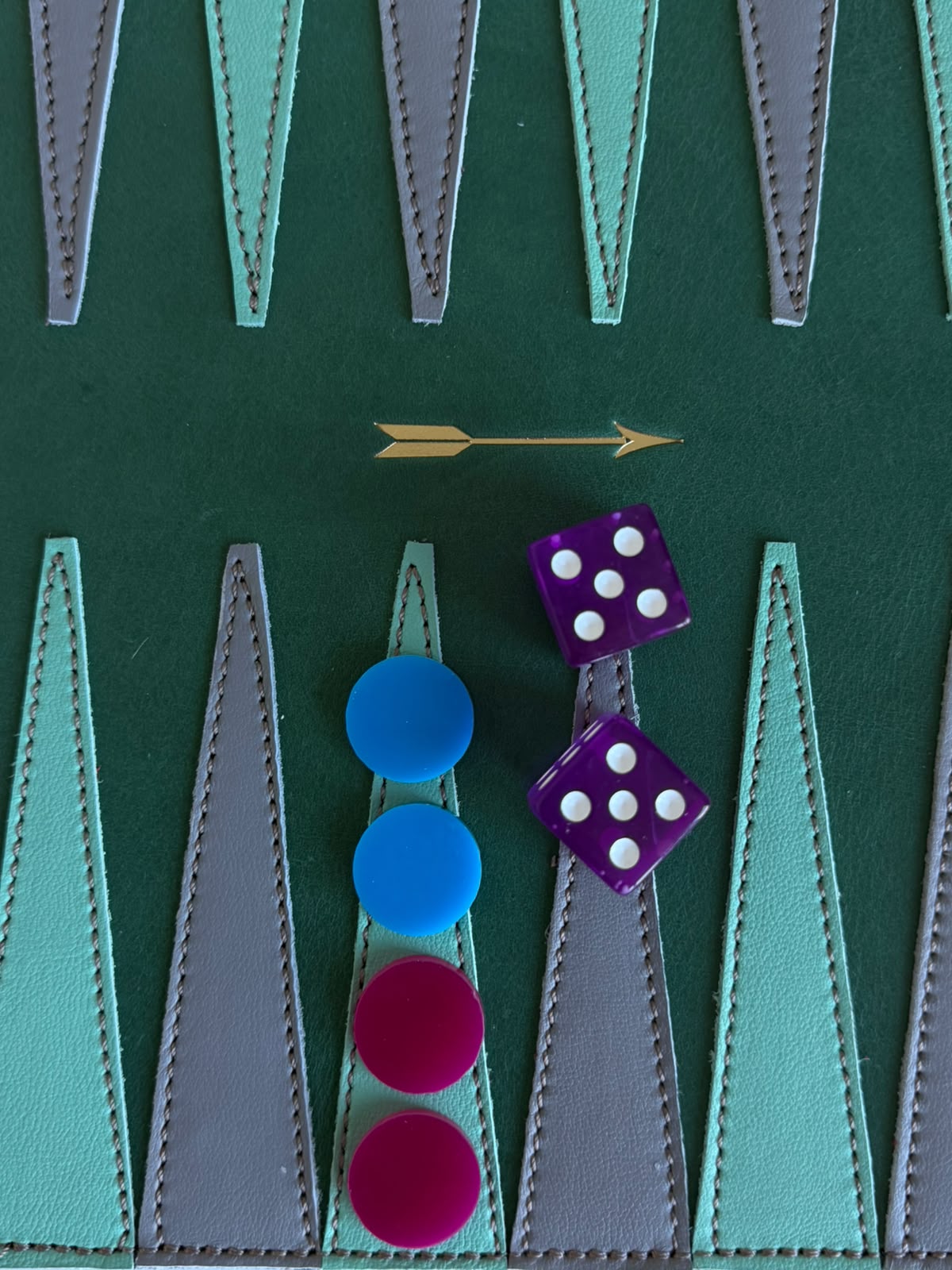 Backgammon de piel verde de Mercules con triángulos turquesa y grises, fichas y dados en juego