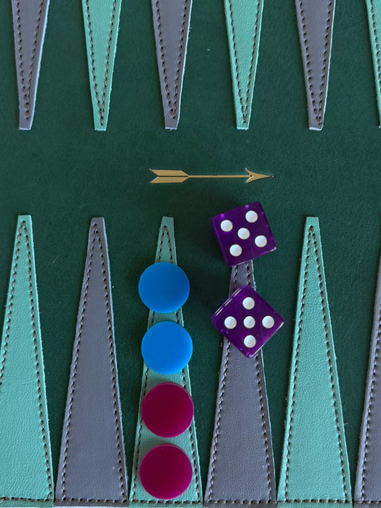 Backgammon de piel verde de Mercules con triángulos turquesa y grises, fichas y dados en juego