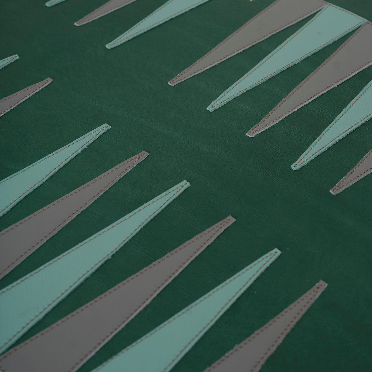 Pack Backgammon grande Verde de Mercules – detalle de los triángulos de piel cosidos