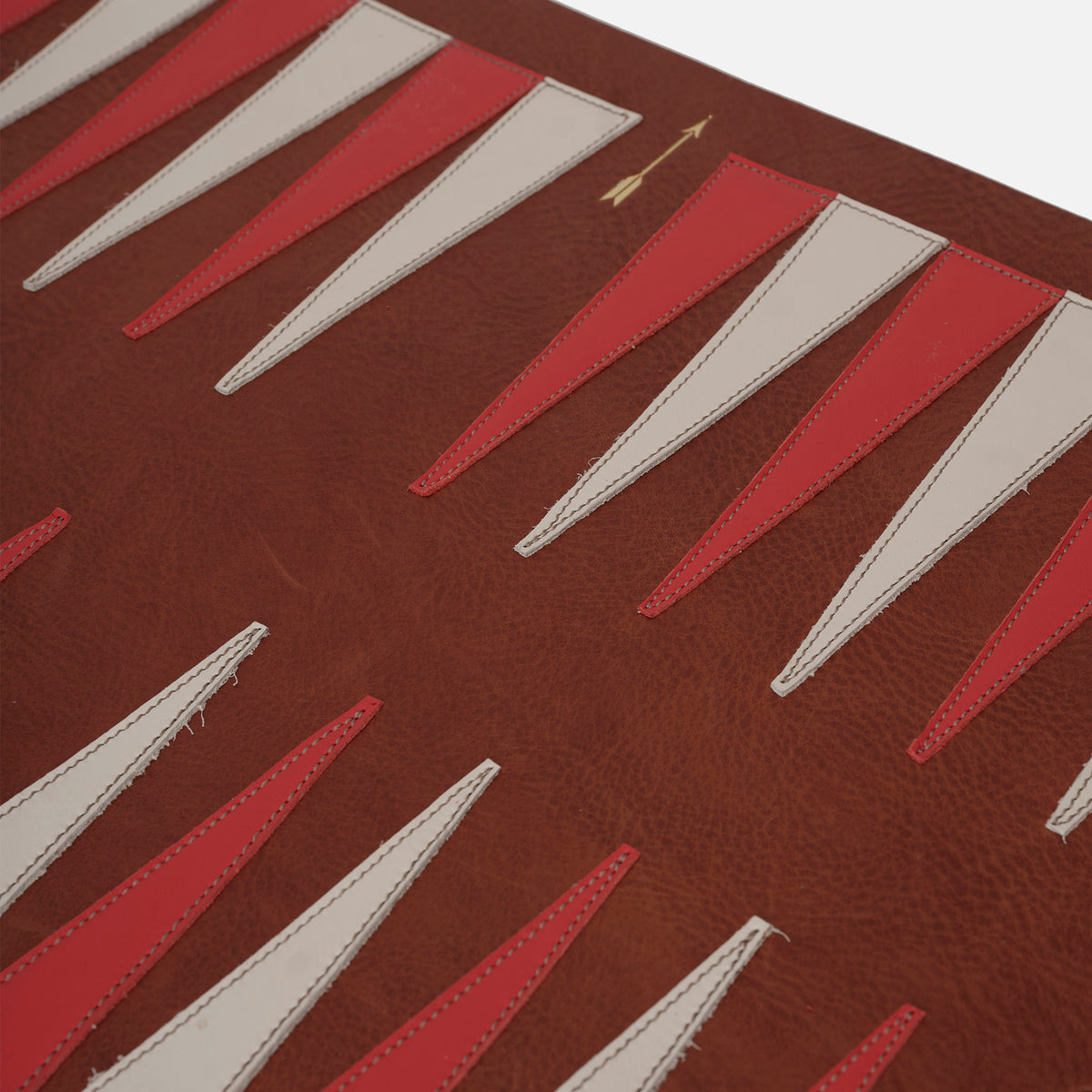 Pack Backgammon grande Tan de Mercules – detalle de los triángulos de piel cosidos