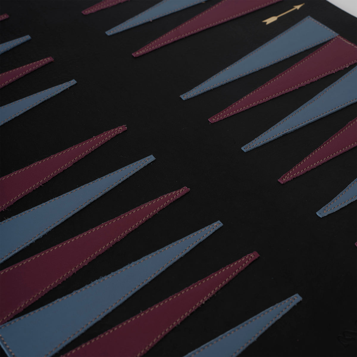 Pack Backgammon grande Negro de Mercules – detalle de los triángulos de piel cosidos