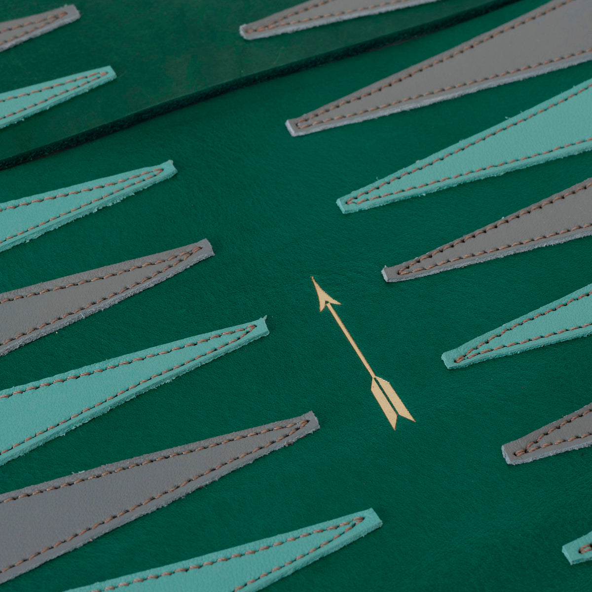 Pack Backgammon viaje Verde de Mercules – detalle del tablero de piel con triángulos cosidos