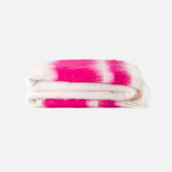 Manta de mohair blanco y fucsia